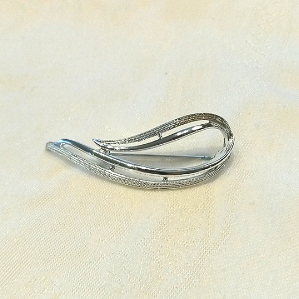 Vintage Sarah Coventry "Stunning" Silver Wave Brooch